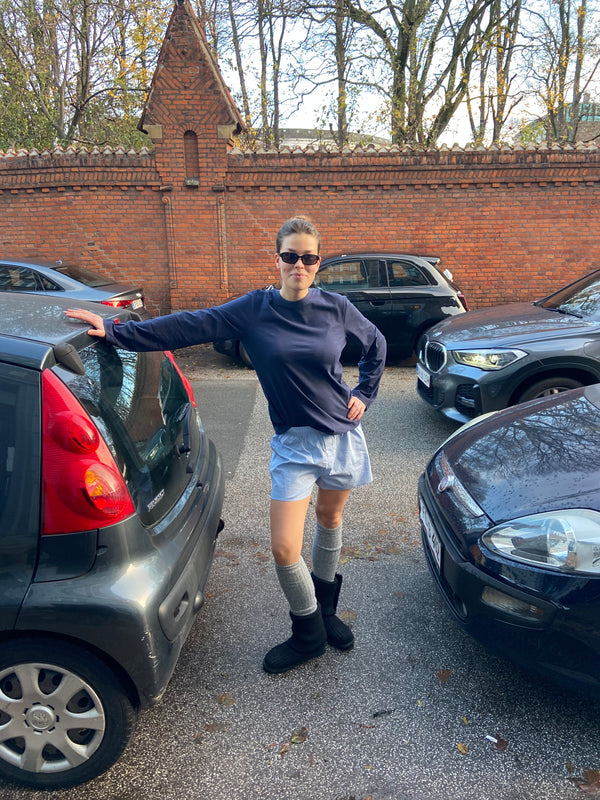 Charlotte er 178 cm høj og bruger størrelse XS-S. | lyseblå