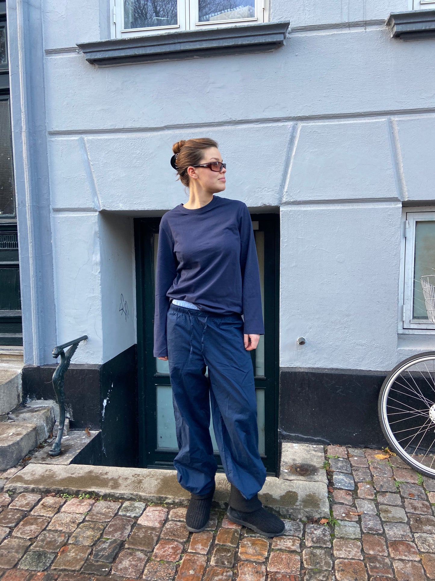 Charlotte er 178 cm høj og bruger størrelse M. | mørkeblå