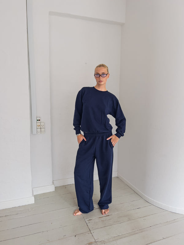 Sofia er 183 cm høj og bruger størrelse L. | uden mørkeblå