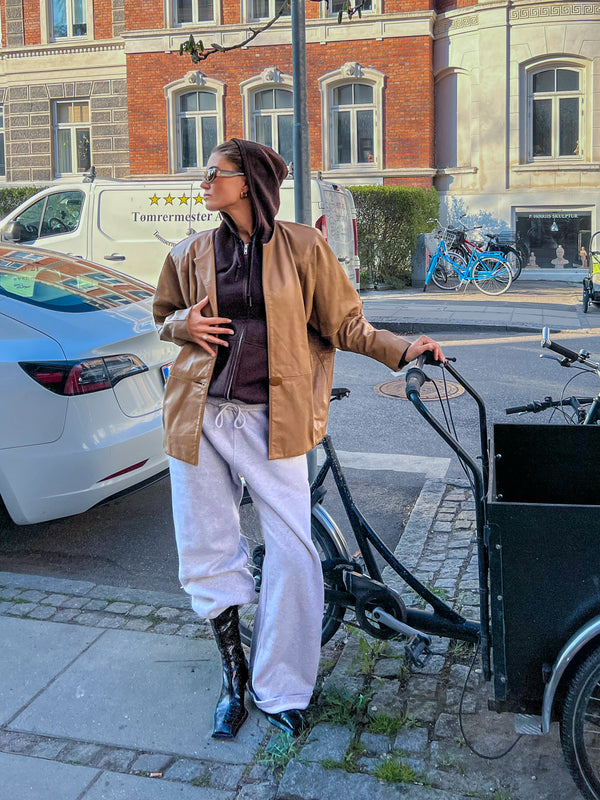 Marie er 178 cm høj og bruger størrelse L. | uden grå