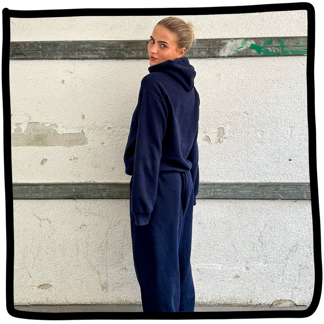 Erica er 163 cm høj og bruger størrelse L i både joggingbukser og hoodie.