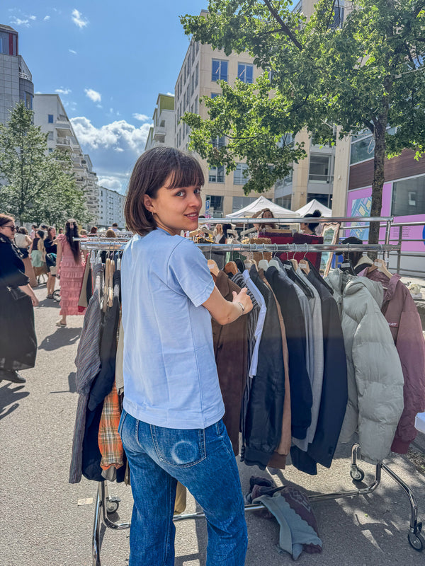 Karin er 165 cm høj og bruger størrelse S. | lyseblå