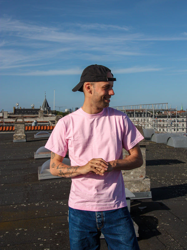 Tor er 184 cm høj og bruger størrelse L. | lyserød