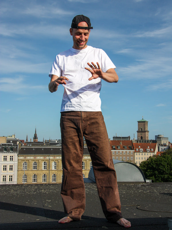 Tor er 184 cm høj og bruger størrelse L. | hvid