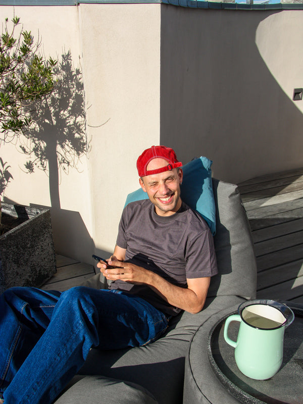 Tor er 184 cm høj og bruger størrelse L. | mørkegrå