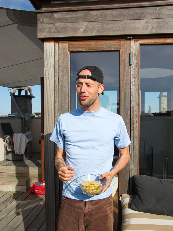 Tor er 184 cm høj og bruger størrelse L. | lyseblå