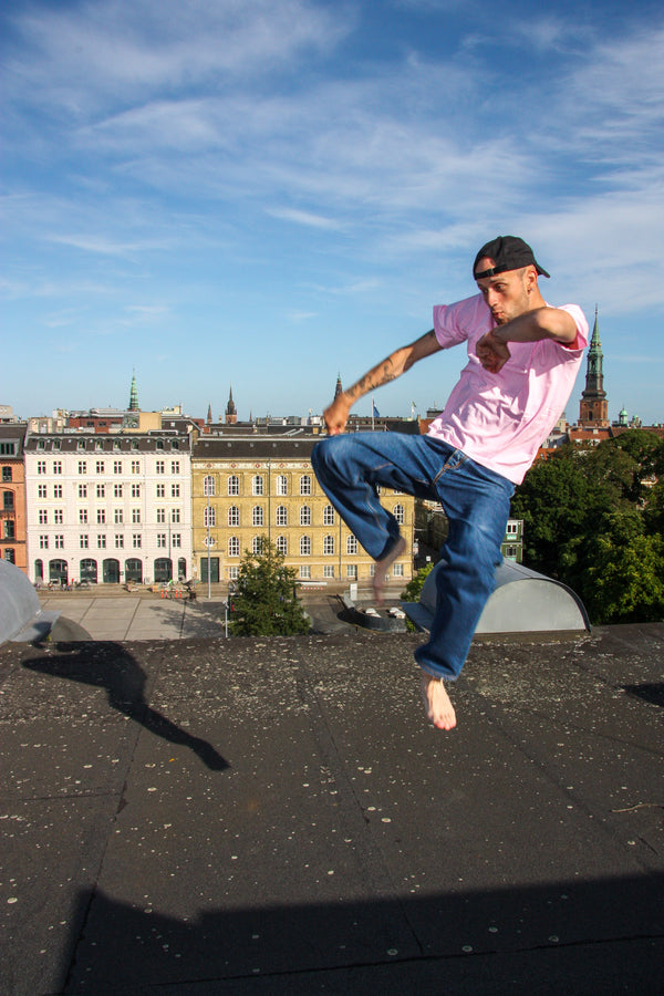 Tor er 184 cm høj og bruger størrelse L. | Lyserød