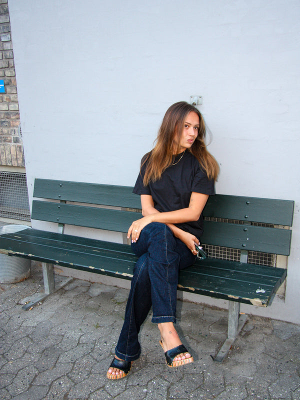 Nadia er 170 cm høj og bruger størrelse S. | sort