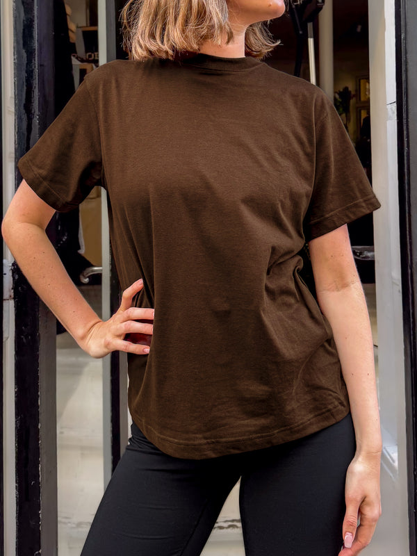 Rose er 175 cm høj og bruger størrelse M. | mørkebrun