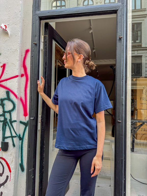 Rose er 175 cm høj og bruger størrelse M. | mørkeblå