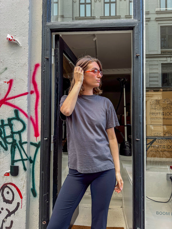 Rose er 175 cm høj og bruger størrelse M. | mørkegrå