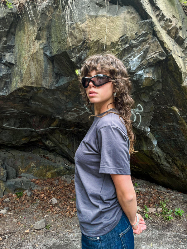 Alina er 175 cm høj og bruger størrelse S. | mørkegrå