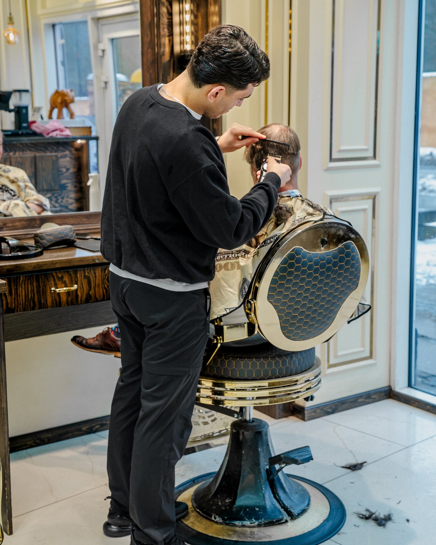 Malek er 180 cm høj og bruger størrelse 
M. | sort