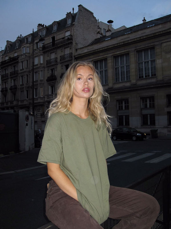 Line er 174 cm høj og bruger størrelse M. | olivengrøn