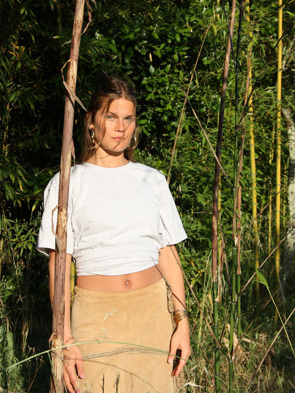 Isabella er 172 cm høj og bruger størrelse M. | grå