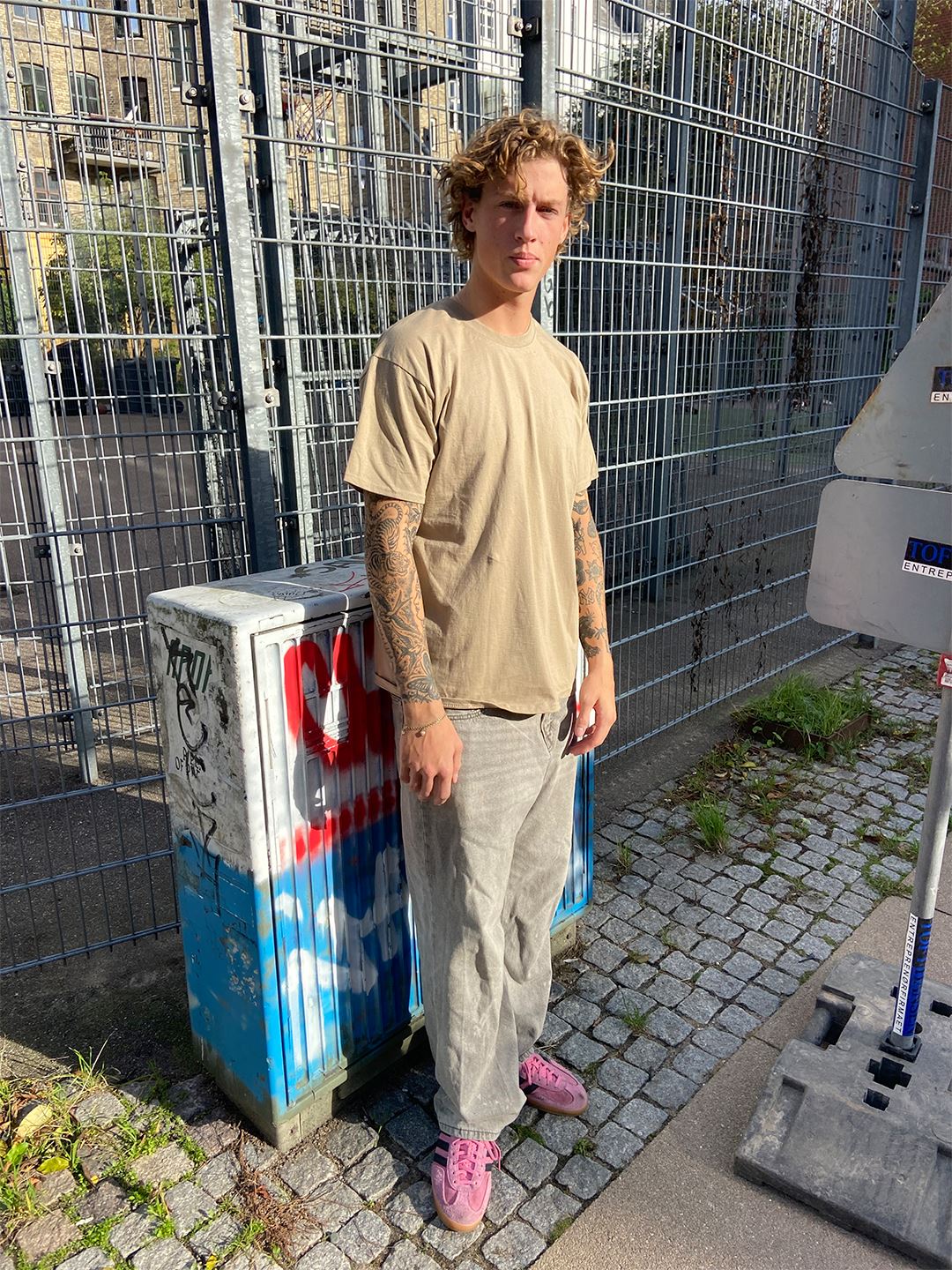 Frederik er 189 cm høj og bruger størrelse XL | khaki