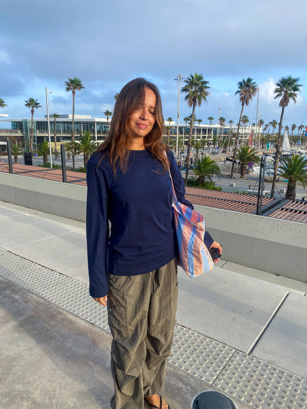 Nadia er 170 cm høj og bruger størrelse S. | mørkeblå