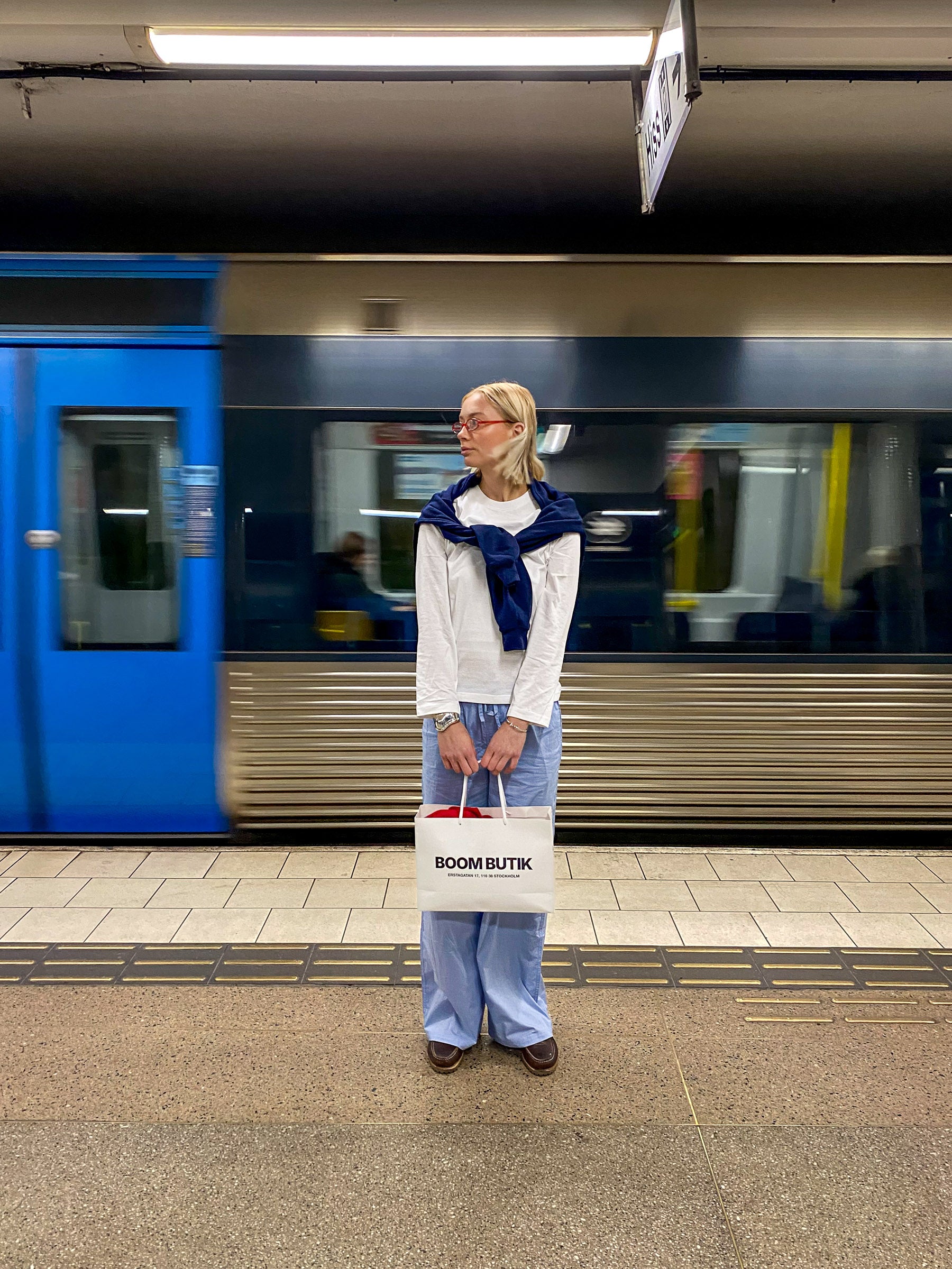 Sofia er 183 cm høj og bruger størrelse M. | hvid