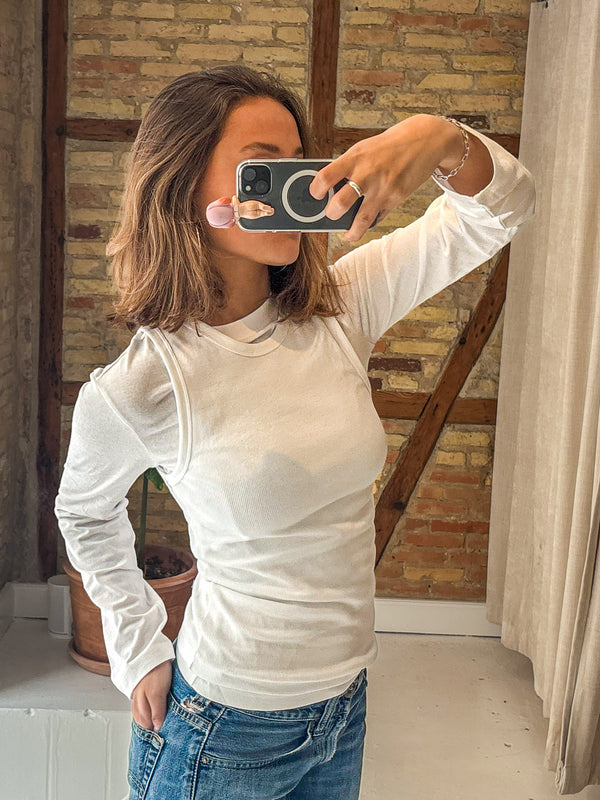 Femke er 168 cm høj og bruger størrelse S. | hvid