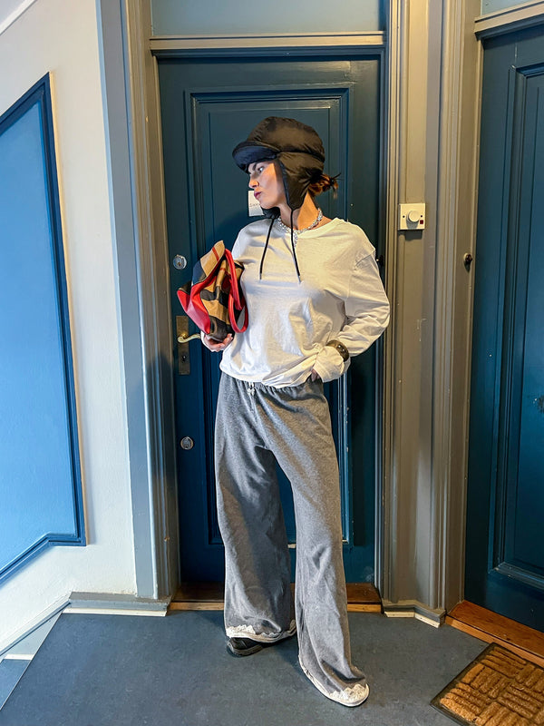 Marie er 178 cm høj og bruger størrelse L. | hvid