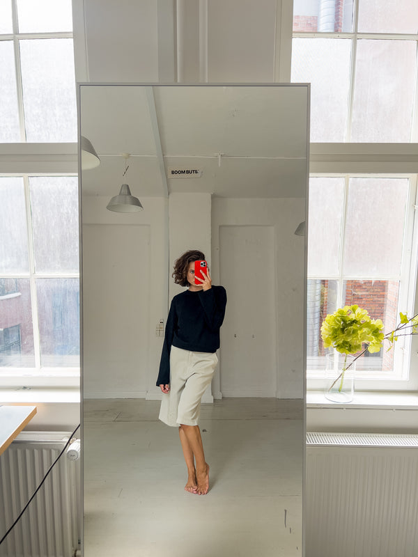 Emma er 173 cm høj og bruger størrelse M. | sort