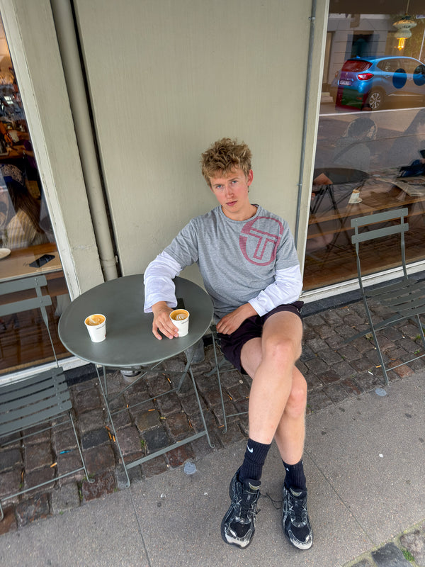 Peter er 188 cm høj og bruger størrelse XL. | hvid