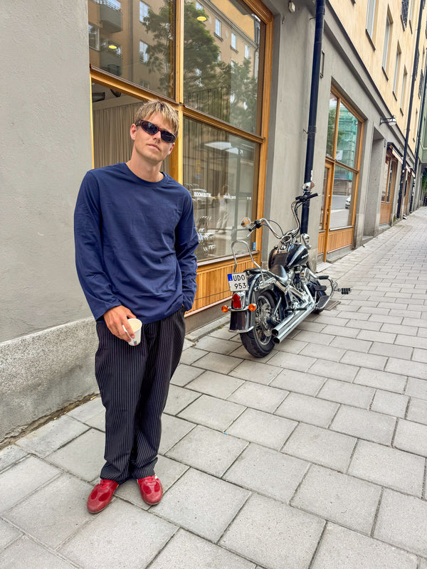 Bernhardt er 177 cm høj og bruger størrelse L. | mørkeblå