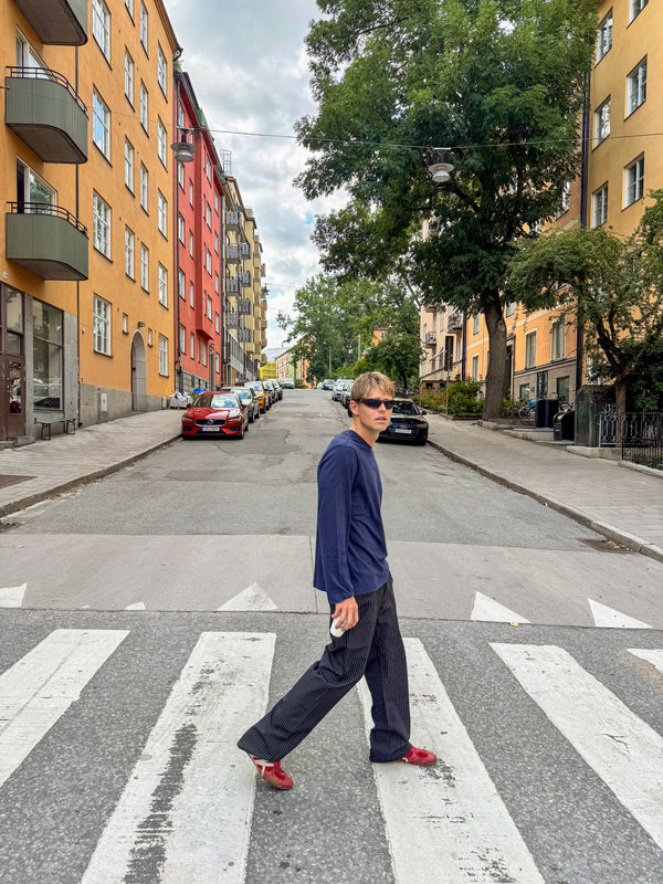 Bernhardt er 177 cm høj og bruger størrelse L. | mørkeblå