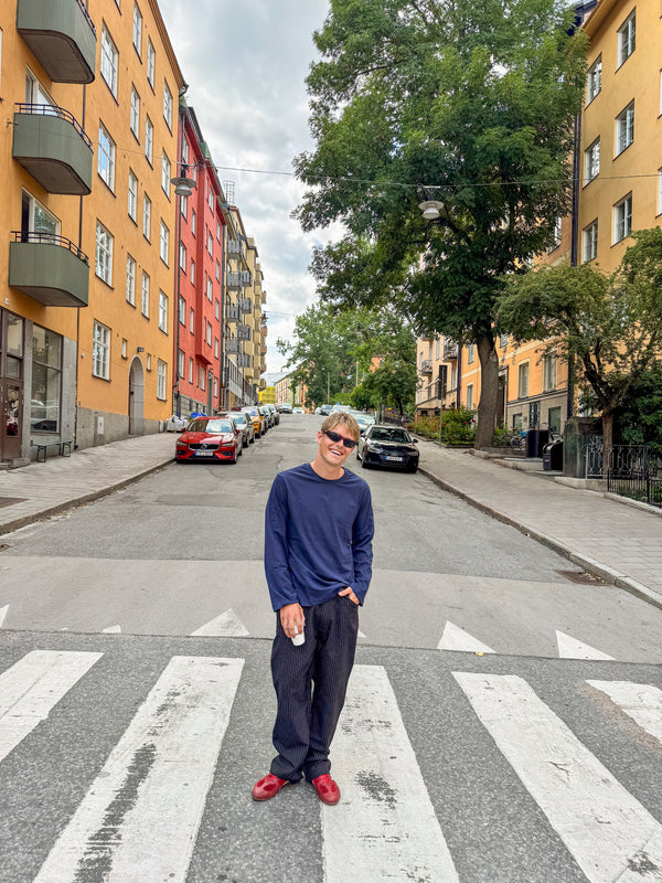 Bernhardt er 177 cm høj og bruger størrelse L. | mørkeblå