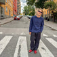Bernhardt er 177 cm høj og bruger størrelse L. | mørkeblå