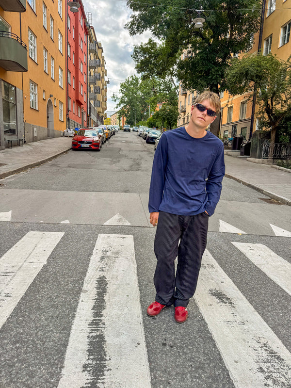 Bernhardt er 177 cm høj og bruger størrelse L. | mørkeblå