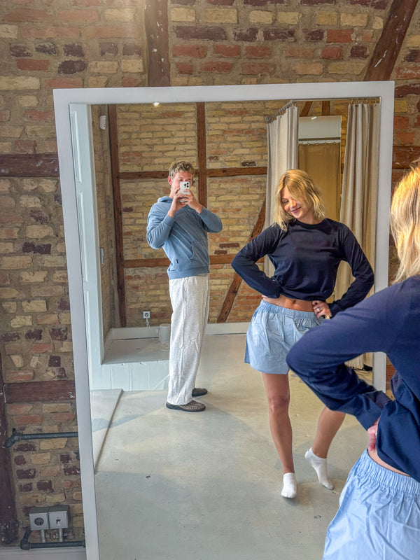 Matilda er 176 cm høj og bruger størrelse M. | mørkeblå