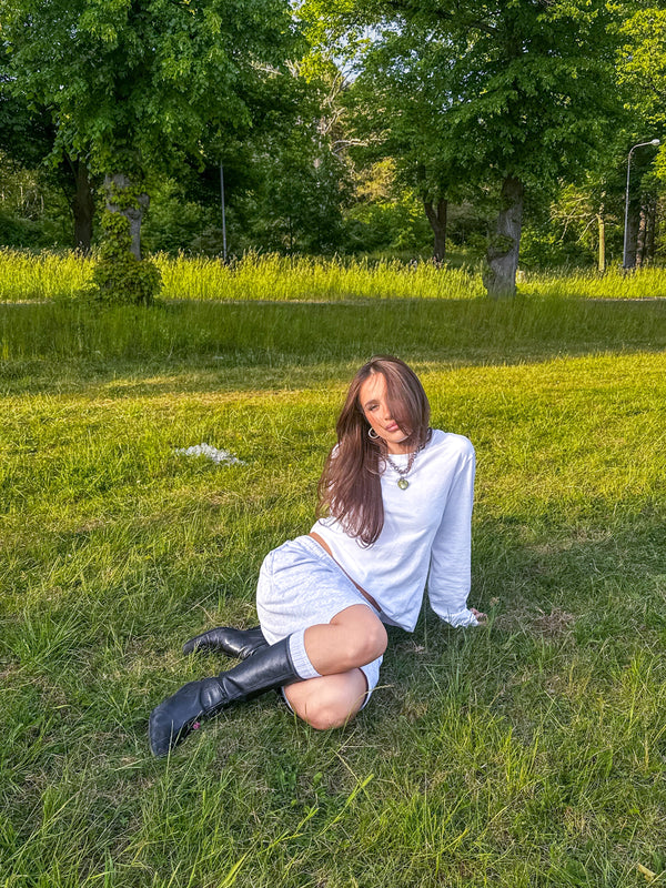 Ulyana er 160 cm høj og bruger størrelse S. | hvid