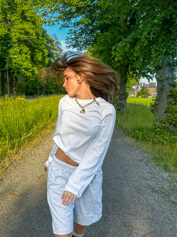 Ulyana er 160 cm høj og bruger størrelse S. | hvid