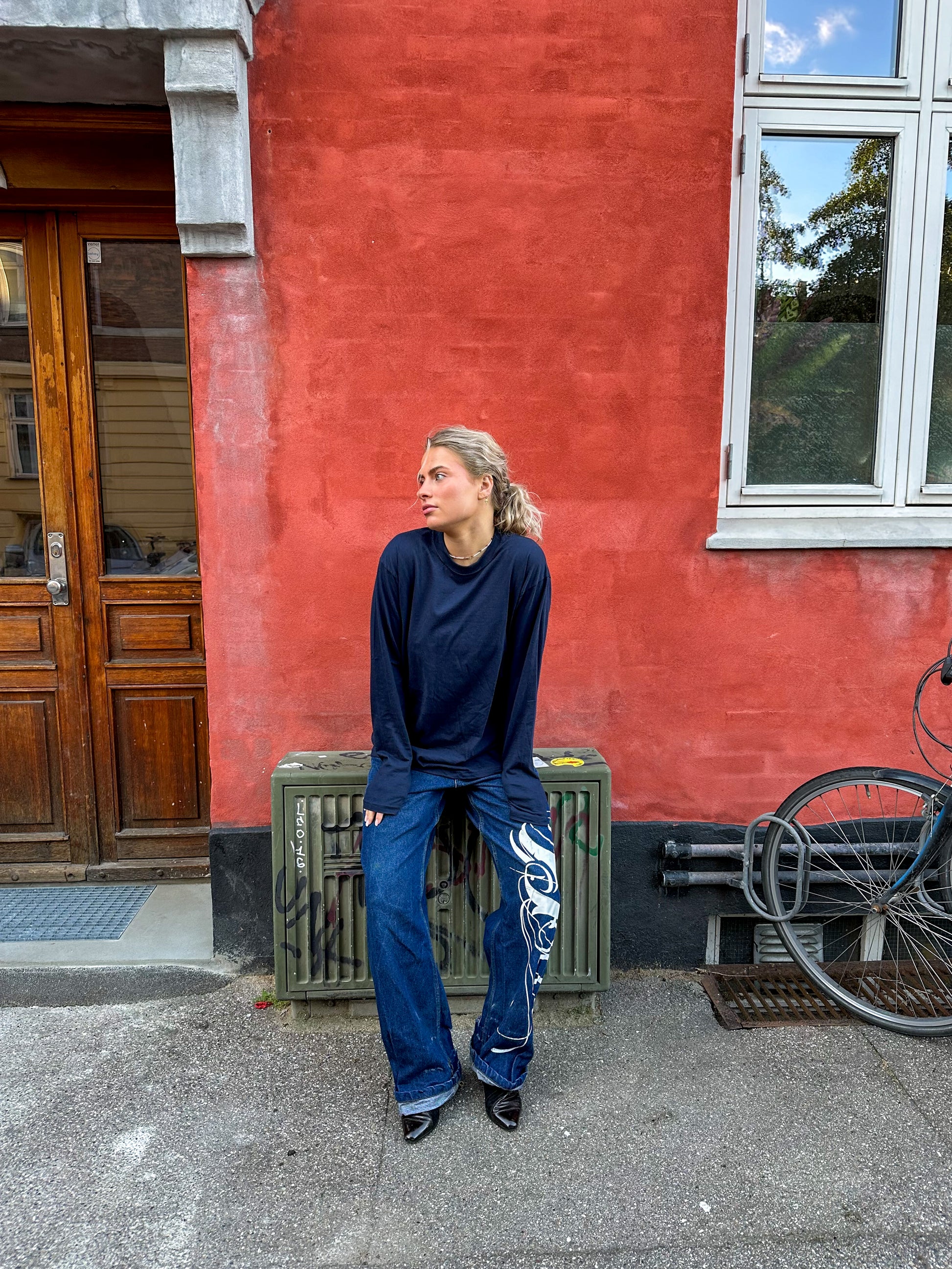 Erica er 163 cm høj og bruger størrelse M. | mørkeblå