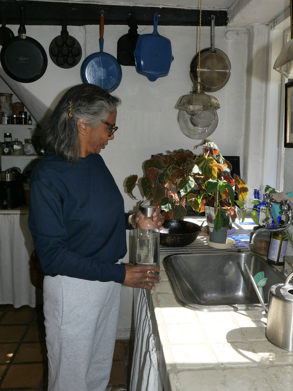 Bimala er 168 cm høj og bruger størrelse S. | mørkeblå