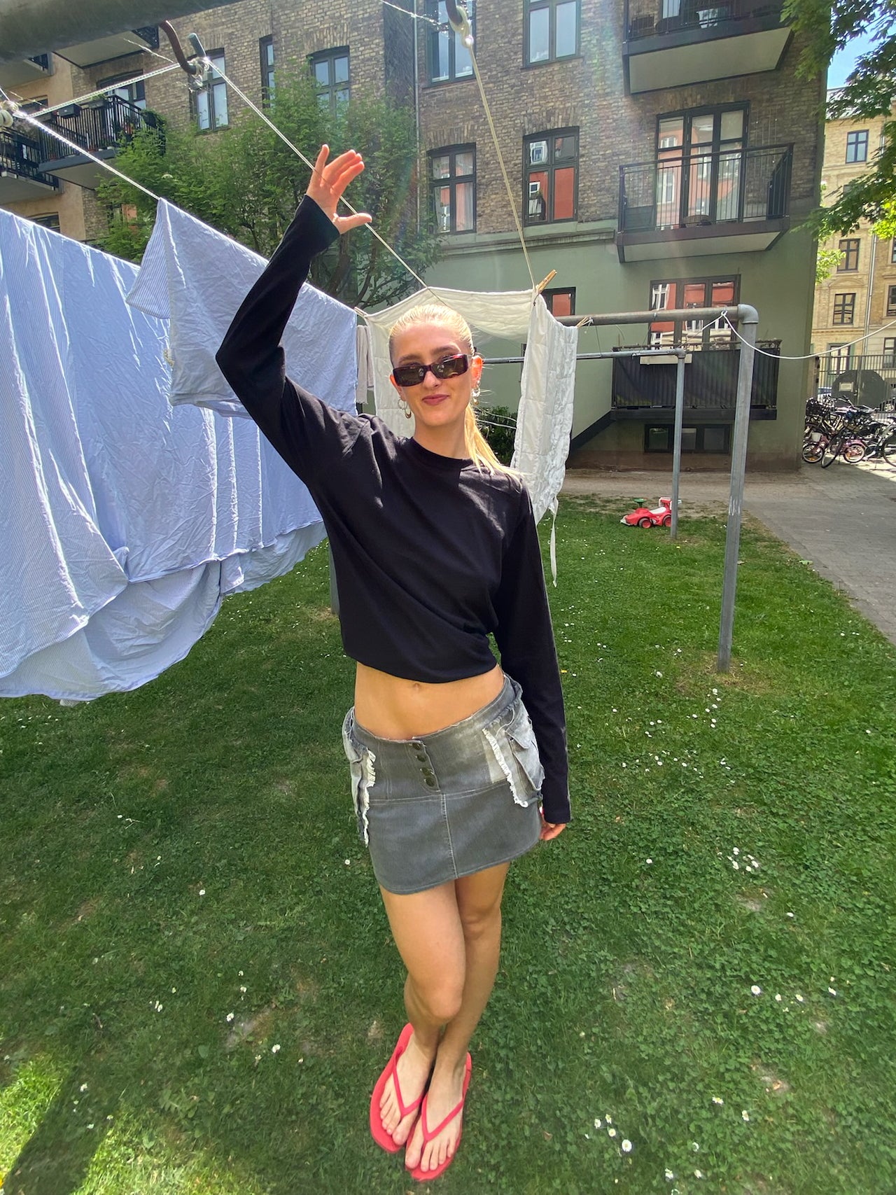 Celina er 179 cm høj og bruger størrelse L. | sort