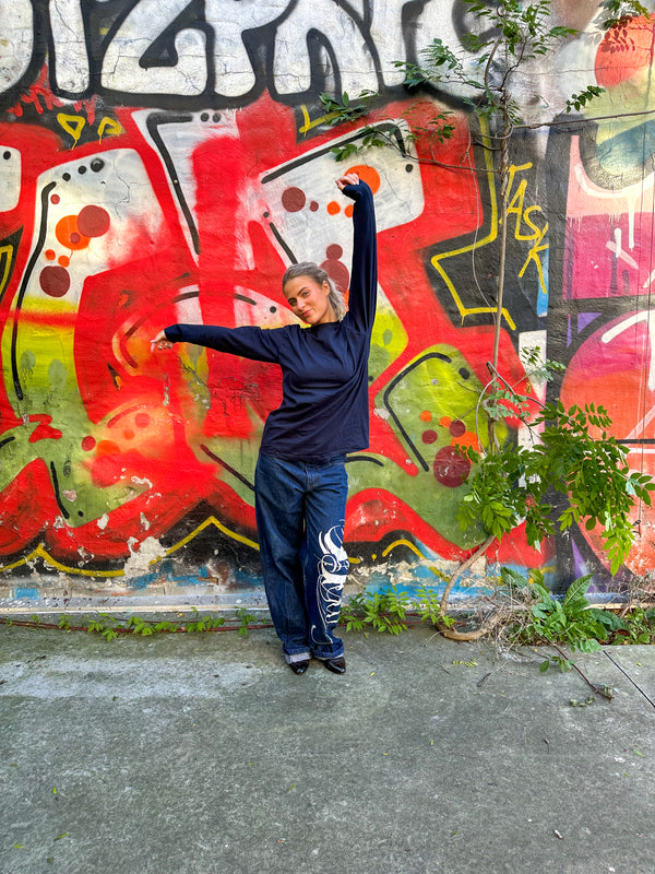 Erica er 163 cm høj og bruger størrelse S. | mørkeblå