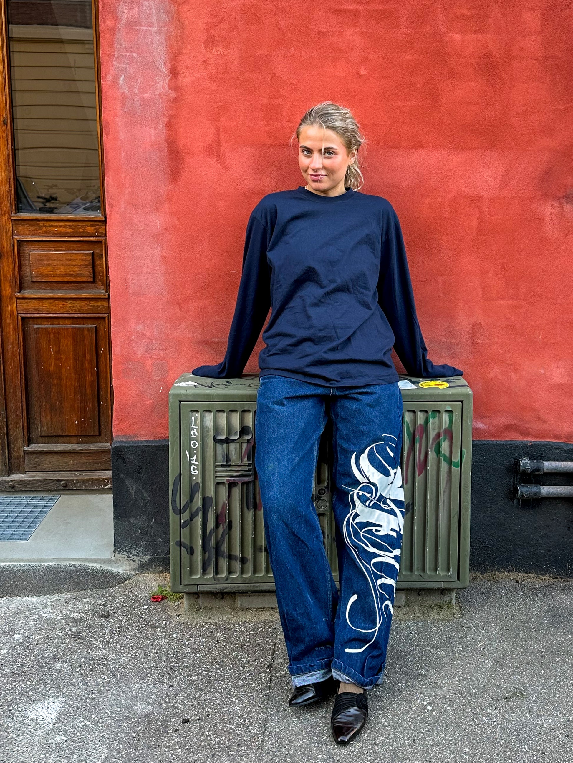 Erica er 163 cm høj og bruger størrelse M. | mørkeblå