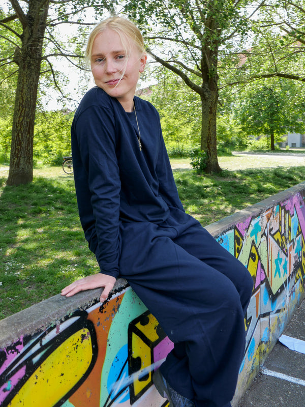 Alberte er 169 cm høj og bruger størrelse M. | mørkeblå