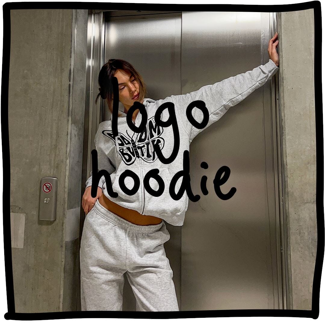 Model iført logo-hoodie med tilen "logo hoodie"
