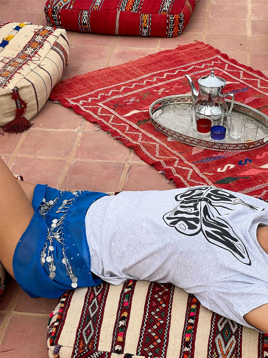 Lea er 178 cm høj og bruger størrelse S. | grå med sort logo