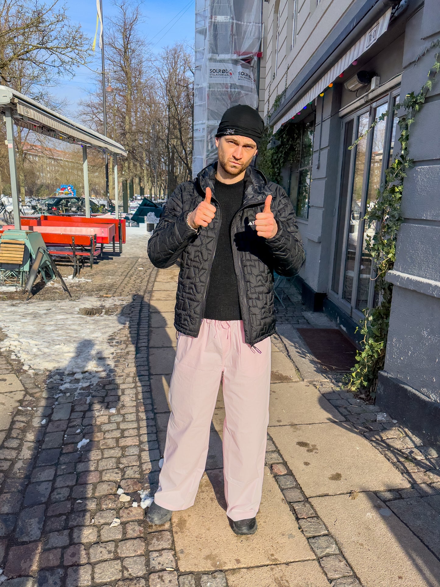 Viggo er 195 cm høj og bruger størrelse XXL. | lyserød