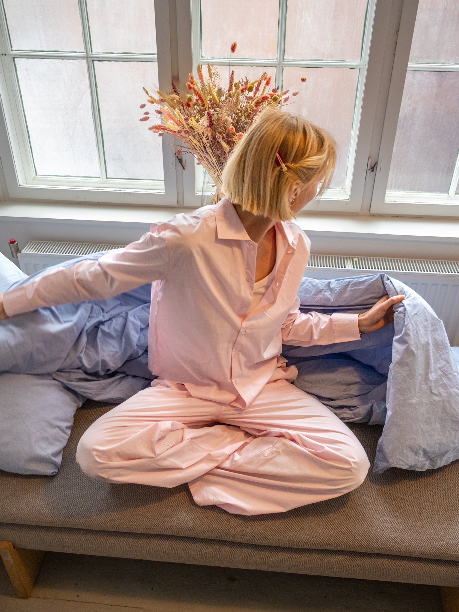 Sofia er 183 cm høj og bruger L i bukser og S i skjorte.