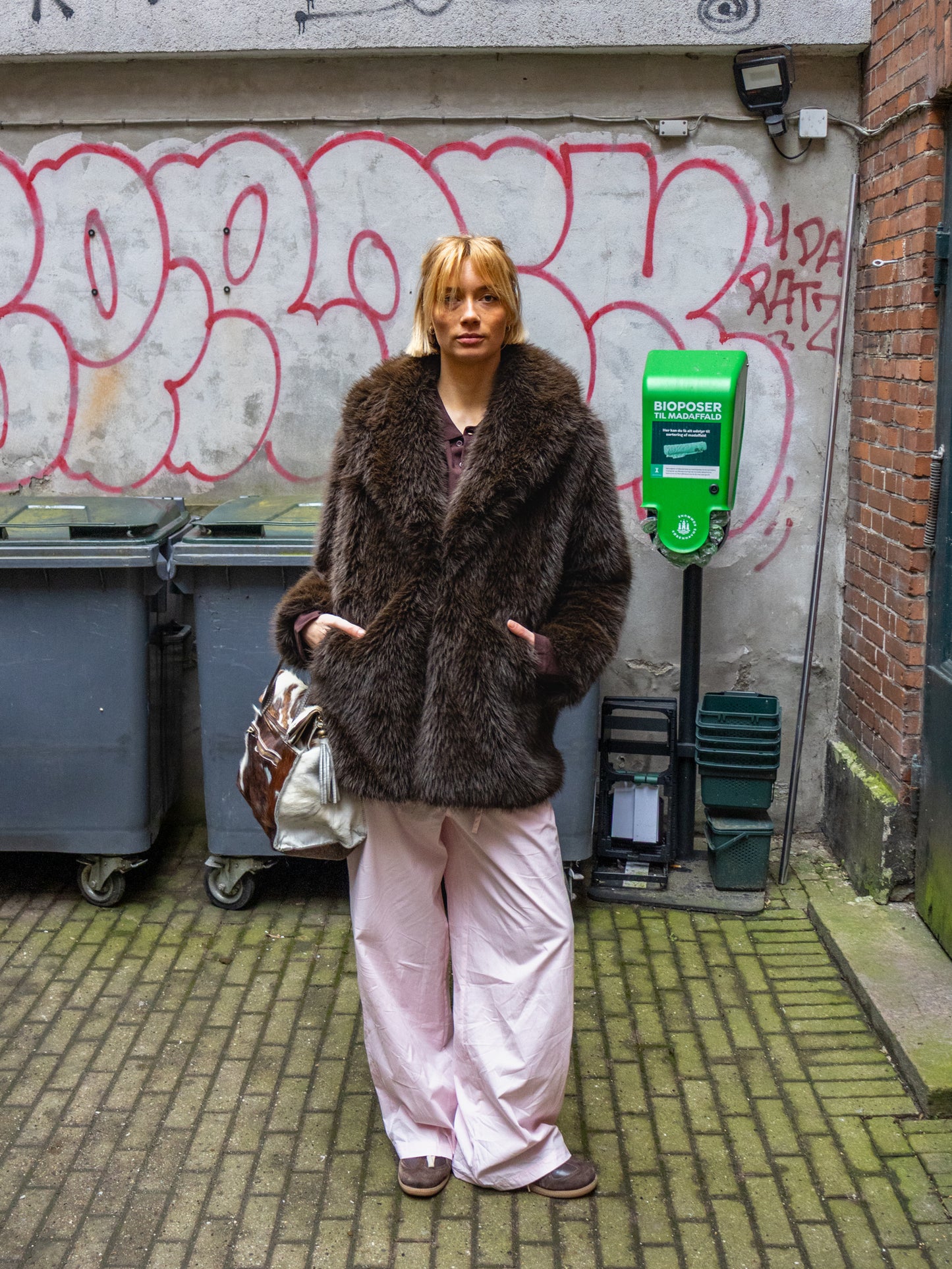 Sofia er 183 cm høj og bruger størrelse L. | lyserød