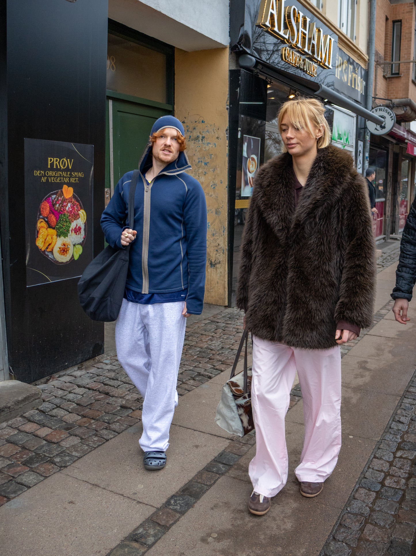 Sofia er 183 cm høj og bruger størrelse L. | lyserød