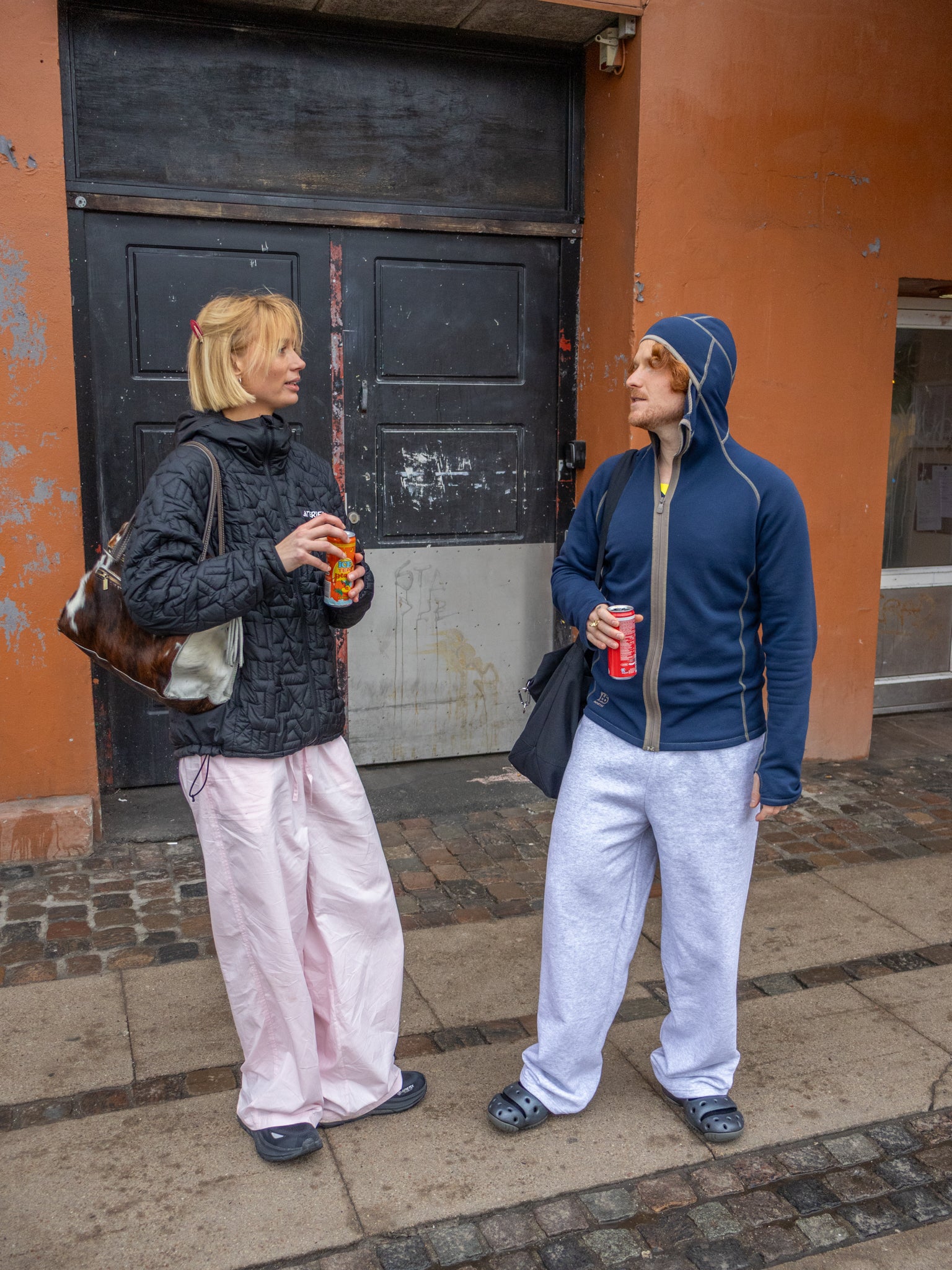 Sofia er 183 cm høj og bruger størrelse L. | lyserød