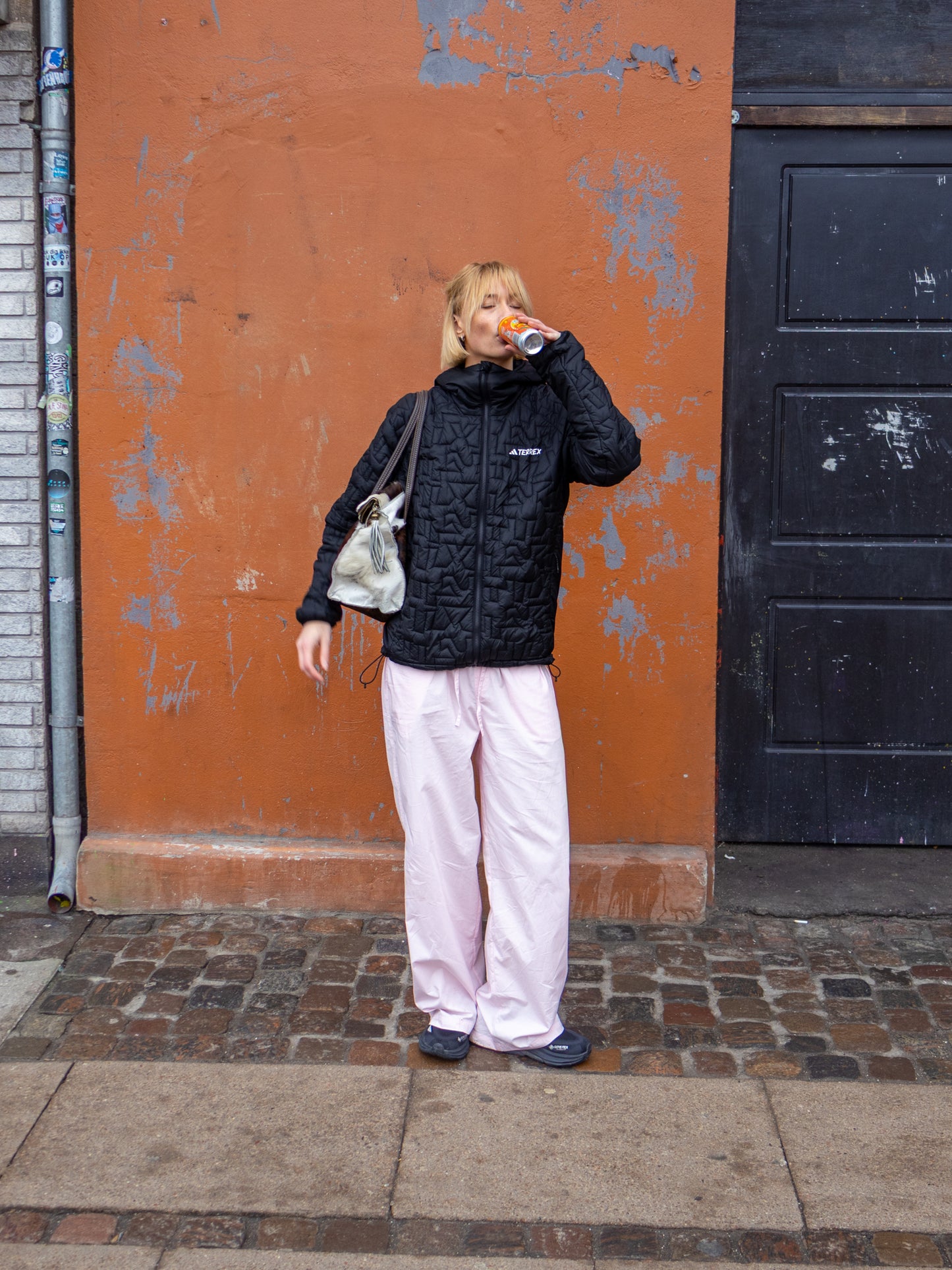 Sofia er 183 cm høj og bruger størrelse L. | lyserød