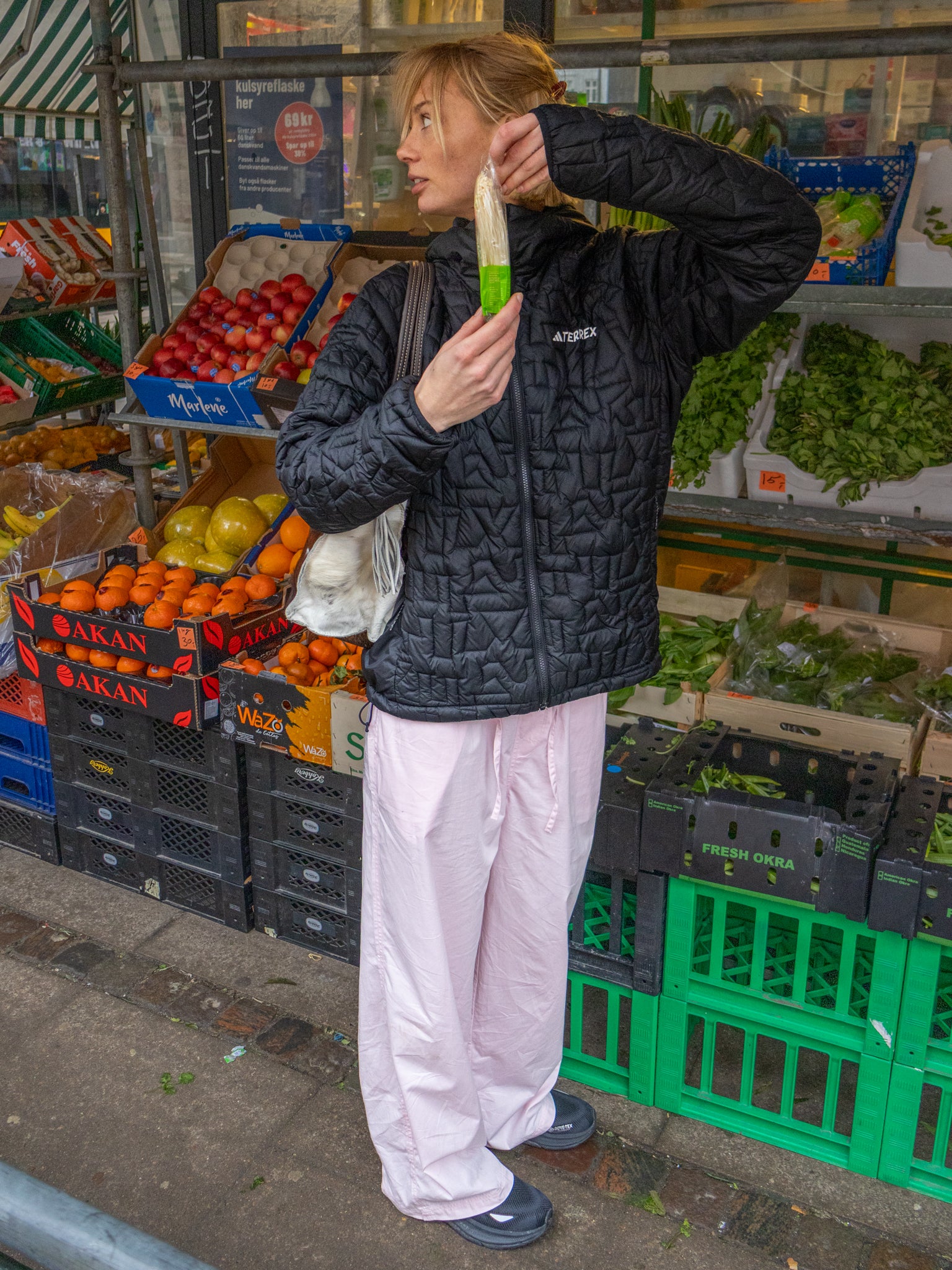 Sofia er 183 cm høj og bruger størrelse L. | lyserød