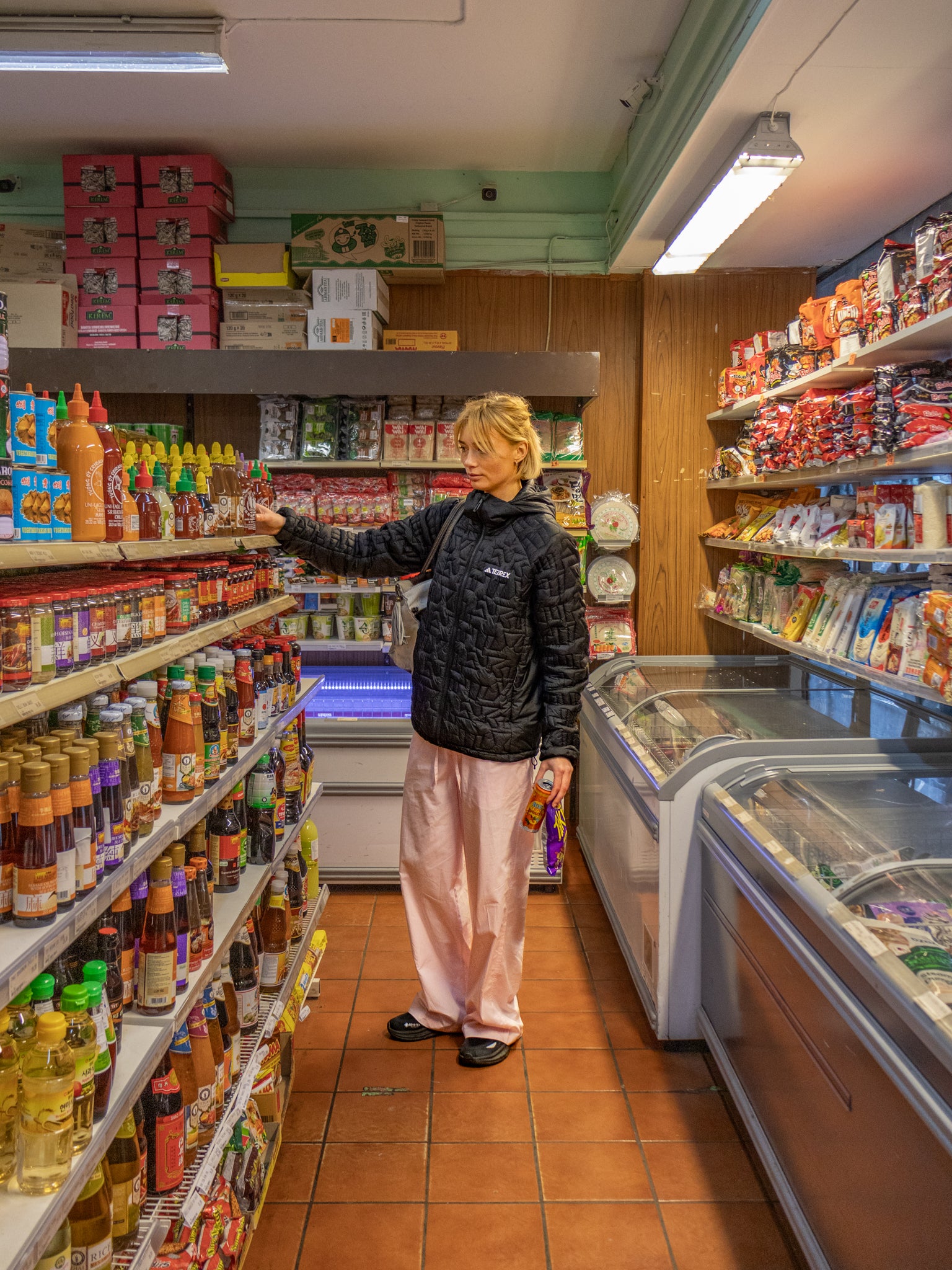 Sofia er 183 cm høj og bruger størrelse L. | lyserød